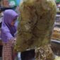 Penjual Keripik dan kue bawang produk lokal di Kavling Lama, Sagulung, Rabu (20/8/2025). Foto:Zalfirega/matapedia