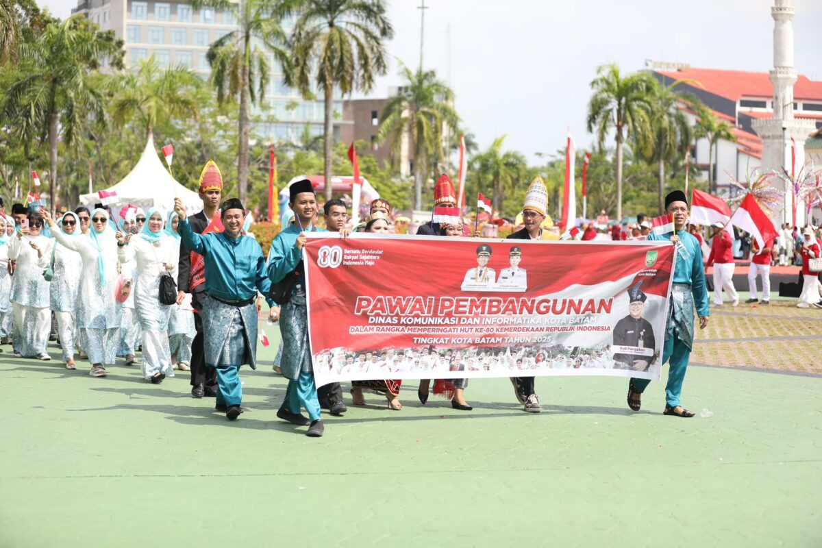 Diskominfo Batam ikut pawai pembangunan untuk meriahkan HUT RI ke 80 pada Minggu (10/8/2025).Foto: dok/Istimewa