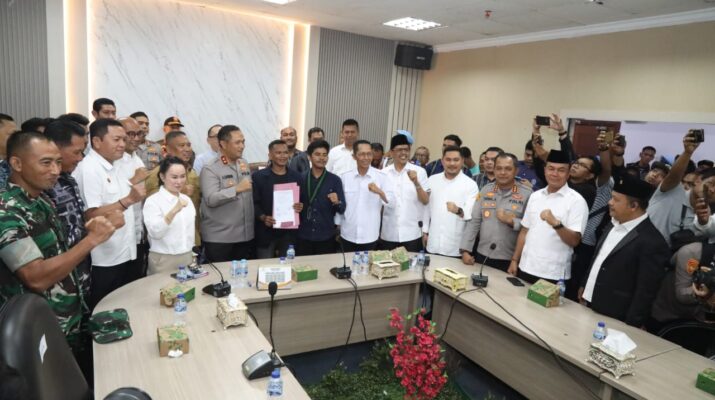 Mahasiswa bersama unsur Forkopimda di DPRD Kota Batam, Sabtu (2/8/2025). Foto:Ist