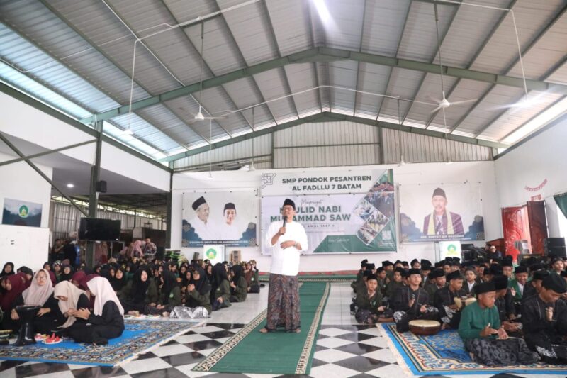 Ketua DPRD Batam Kamaluddin saat hadir di acara Maulid Nabi bersama santri di Nongsa beberapa hari lalu. Foto:Sekwan/matapedia