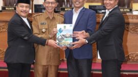 Wali Kota Batam Amsakar bersama Ketua DPRD dan Wakil Ketua DPRD Batam, Senin (8/9/2025). Foto:Sekwan/matapedia