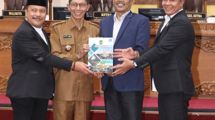 Wali Kota Batam Amsakar bersama Ketua DPRD dan Wakil Ketua DPRD Batam, Senin (8/9/2025). Foto:Sekwan/matapedia