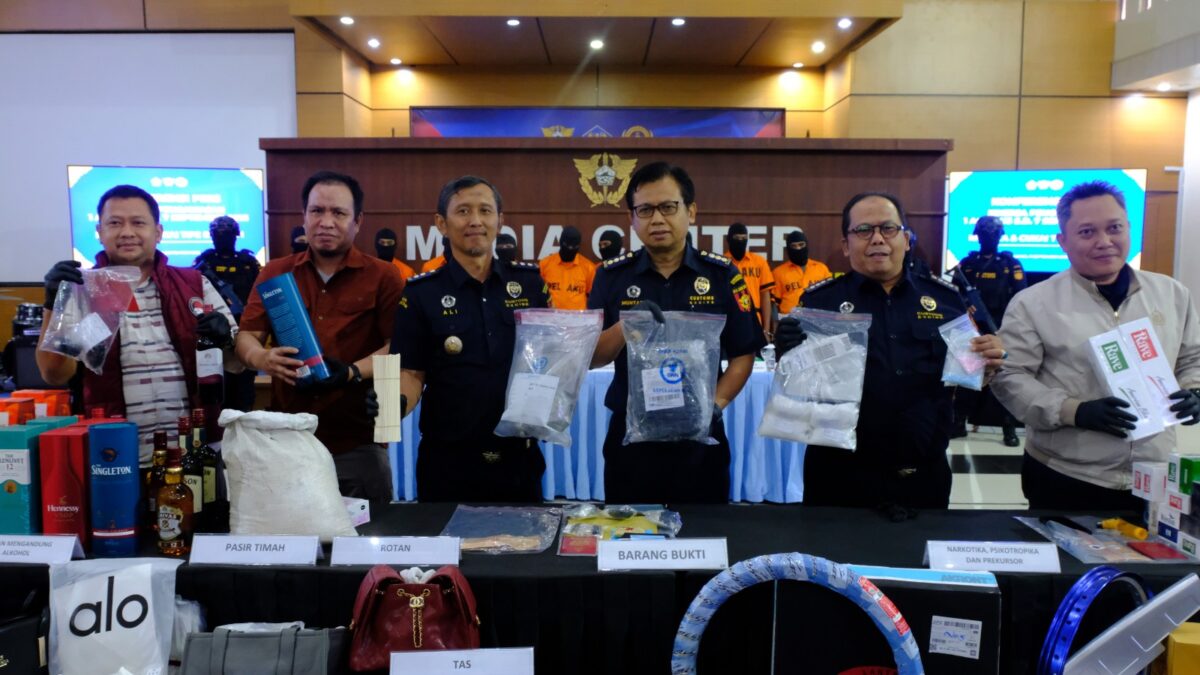 Bea Cukai menunjukkan barang bukti penindakan 174 kasus seperti rokok, pasir dan narkoba dalam jumpa pers pada Kamis (11/9/2025). Foto:Istimewa