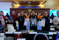 Bea Cukai menunjukkan barang bukti penindakan 174 kasus seperti rokok, pasir dan narkoba dalam jumpa pers pada Kamis (11/9/2025). Foto:Istimewa