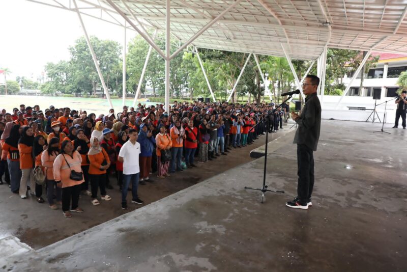 Sebanyak 906 petugas kebersihan di kota Batam hadi dalam apel siaga bersama wali kota Batam Amsakar Achmad di Engku Putri Batam Centre, Minggu (7/9/2025). Matapedia6.com/ Diskominfo