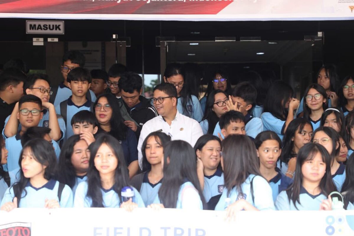 Kadis Kominfo bersama pelajar Tabgha saat berkunjung ke Pemko Batam. Foto:Diskominfo