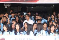 Kadis Kominfo bersama pelajar Tabgha saat berkunjung ke Pemko Batam. Foto:Diskominfo