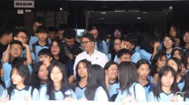 Kadis Kominfo bersama pelajar Tabgha saat berkunjung ke Pemko Batam. Foto:Diskominfo