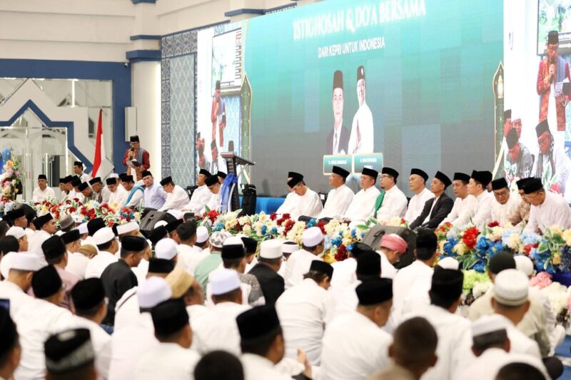 Doa bersama masyarakat di Masjid Agung II pada Minggu (21/9/2025). Foto:dok/Diskominfo