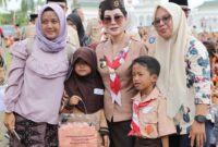 Wakil Wali Kota Batam Li Claudia bersama pelajar beberapa hari lalu. Foto:Diskominfo