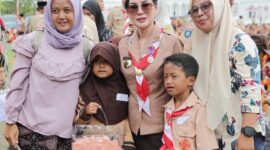 Wakil Wali Kota Batam Li Claudia bersama pelajar beberapa hari lalu. Foto:Diskominfo