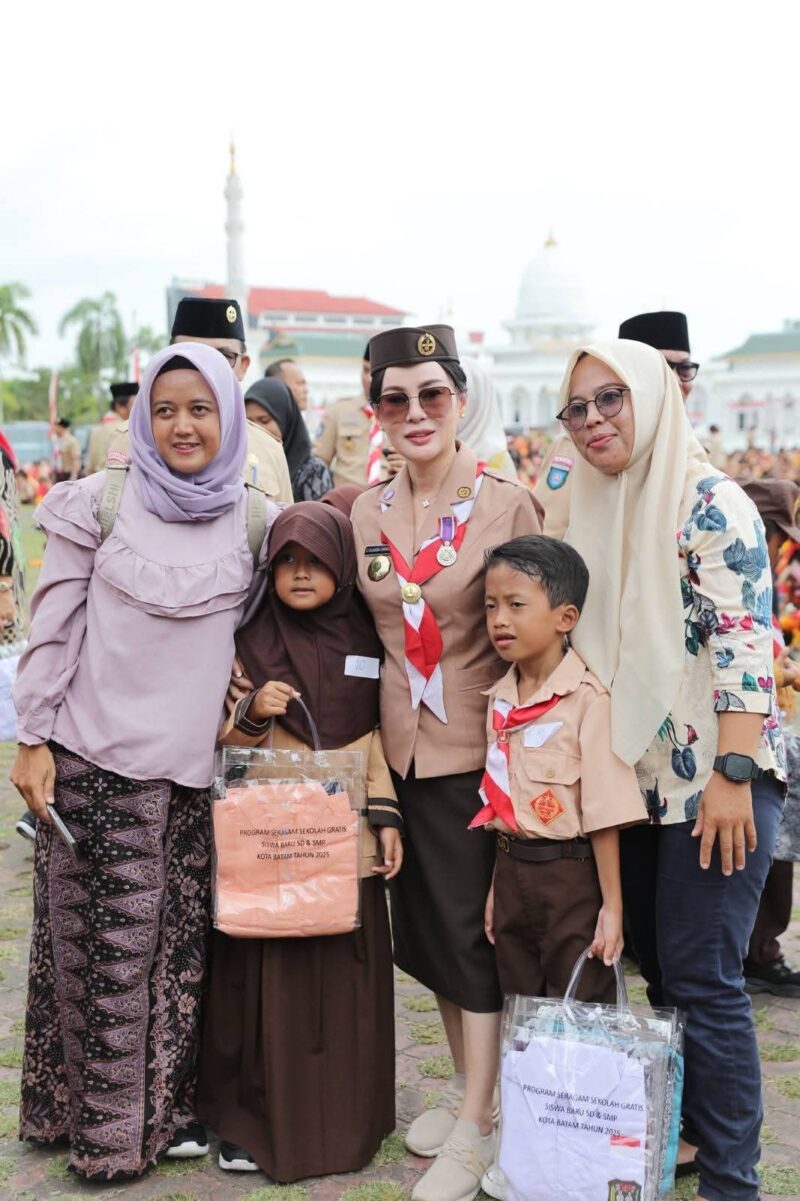 Wakil Wali Kota Batam Li Claudia bersama pelajar beberapa hari lalu. Foto:Diskominfo