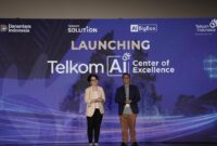 Direktur Enterprise & Business Service Veranita Yosephine (kiri) dan Direktur IT Digital Telkom Faizal R. Djoemadi (kanan) saat acara peluncuran Telkom Artificial Intelligence (AI) Center of Excellence (CoE) di Bali pada, Kamis (28/8). Foto:Telkom