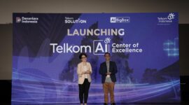Direktur Enterprise & Business Service Veranita Yosephine (kiri) dan Direktur IT Digital Telkom Faizal R. Djoemadi (kanan) saat acara peluncuran Telkom Artificial Intelligence (AI) Center of Excellence (CoE) di Bali pada, Kamis (28/8). Foto:Telkom