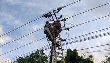 Petugas PLN Batam saat melakukan perbaikan di salah satu gardu listrik yang ada di wilayah Tanjung Piayu, Sei Beduk Kota Batam, Rabu (3/9/2025).Matapedia6.com/Dok PLN