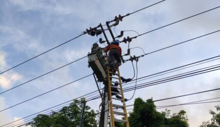 Petugas PLN Batam saat melakukan perbaikan di salah satu gardu listrik yang ada di wilayah Tanjung Piayu, Sei Beduk Kota Batam, Rabu (3/9/2025).Matapedia6.com/Dok PLN