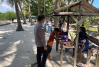 Anggota Polsek Belakang Padang, Kota Batam Provinsi Kepri saat melakukan patroli di pantai Pasir Putih Belakang Padang, Kota Batam Provinsi Kepri, Jumat (5/9/2025). Matapedia6.com/Dok Polsek