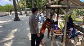 Anggota Polsek Belakang Padang, Kota Batam Provinsi Kepri saat melakukan patroli di pantai Pasir Putih Belakang Padang, Kota Batam Provinsi Kepri, Jumat (5/9/2025). Matapedia6.com/Dok Polsek