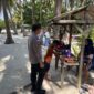 Anggota Polsek Belakang Padang, Kota Batam Provinsi Kepri saat melakukan patroli di pantai Pasir Putih Belakang Padang, Kota Batam Provinsi Kepri, Jumat (5/9/2025). Matapedia6.com/Dok Polsek