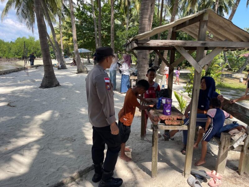 Anggota Polsek Belakang Padang, Kota Batam Provinsi Kepri saat melakukan patroli di pantai Pasir Putih Belakang Padang, Kota Batam Provinsi Kepri, Jumat (5/9/2025). Matapedia6.com/Dok Polsek