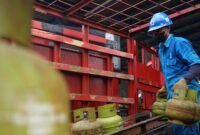 Petugas tengah mengangkut tambung gas elpiji 3 kilogram. Foto:Istimewa