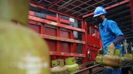 Petugas tengah mengangkut tambung gas elpiji 3 kilogram. Foto:Istimewa