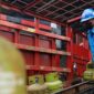 Petugas tengah mengangkut tambung gas elpiji 3 kilogram. Foto:Istimewa