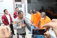 Pelaku saat diinterogasi polisi dalam jumpa pers pada Senin (8/9/2025). Foto:Istimewa