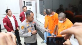 Pelaku saat diinterogasi polisi dalam jumpa pers pada Senin (8/9/2025). Foto:Istimewa