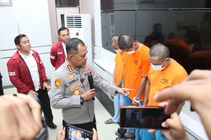 Pelaku saat diinterogasi polisi dalam jumpa pers pada Senin (8/9/2025). Foto:Istimewa