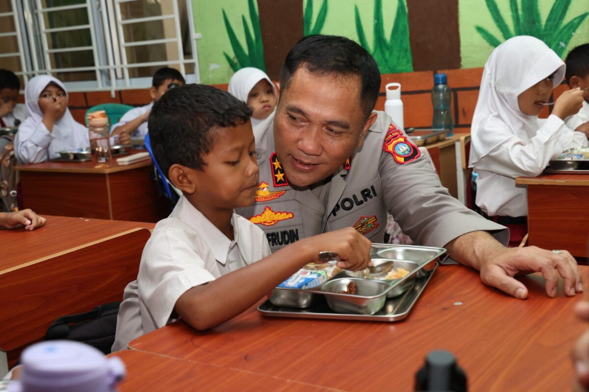 Kapolda Kepri Irjen Pol Asep Safrudin bersama pelajar SDN Nongsa. Foto;Humas Polda Kepri