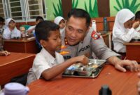 Kapolda Kepri Irjen Pol Asep Safrudin bersama pelajar SDN Nongsa. Foto;Humas Polda Kepri