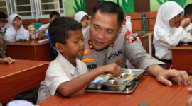 Kapolda Kepri Irjen Pol Asep Safrudin bersama pelajar SDN Nongsa. Foto;Humas Polda Kepri