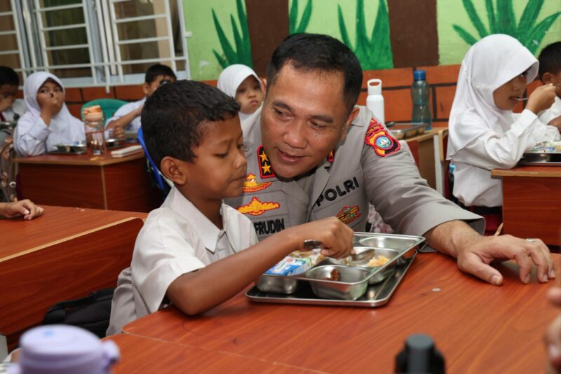 Kapolda Kepri Irjen Pol Asep Safrudin bersama pelajar SDN Nongsa. Foto;Humas Polda Kepri