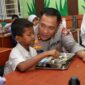 Kapolda Kepri Irjen Pol Asep Safrudin bersama pelajar SDN Nongsa. Foto;Humas Polda Kepri