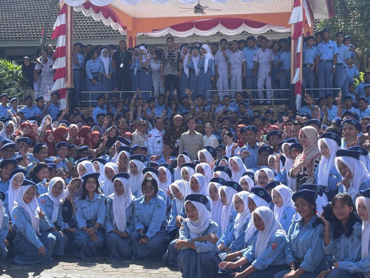 Wapres Gibran bersama dengan guru serta pelajar SMKN 1 Batam, Rabu (10/9/2025). Foto:Zalfirega/matapedia