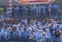 Wapres Gibran bersama dengan guru serta pelajar SMKN 1 Batam, Rabu (10/9/2025). Foto:Zalfirega/matapedia