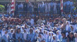 Wapres Gibran bersama dengan guru serta pelajar SMKN 1 Batam, Rabu (10/9/2025). Foto:Zalfirega/matapedia