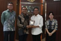 Kepala BP Batam Amsakar dan Wakil Kepala BP Batam Li Claudia saat menerima kunjungan menteri Singapura, Kamis (11/9/2025). Foto:Humas BP Batam