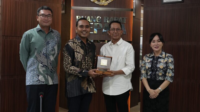 Kepala BP Batam Amsakar dan Wakil Kepala BP Batam Li Claudia saat menerima kunjungan menteri Singapura, Kamis (11/9/2025). Foto:Humas BP Batam