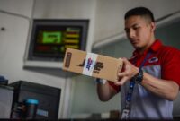 Petugas JNE menerima paket kiriman dari pelanggan. Foto:Istimewa