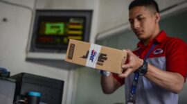 Petugas JNE menerima paket kiriman dari pelanggan. Foto:Istimewa