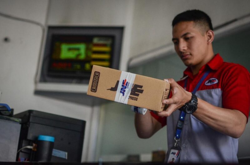 Petugas JNE menerima paket kiriman dari pelanggan. Foto:Istimewa