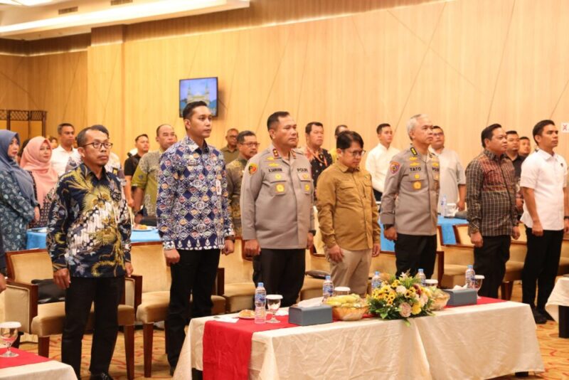 Kapolda Kepri Irjen Pol Asep Syafrudin saat mengikuti FGD Penguatan Koperasi Merah Putih dalam Mendukung Pembangunan, Pemerataan Ekonomi, dan Pengentasan Kemiskinan di Convention Hall Hotel Nagoya Hill Batam, Kamis (11/9/2025).Matapedia6.com/Dok Humas polda