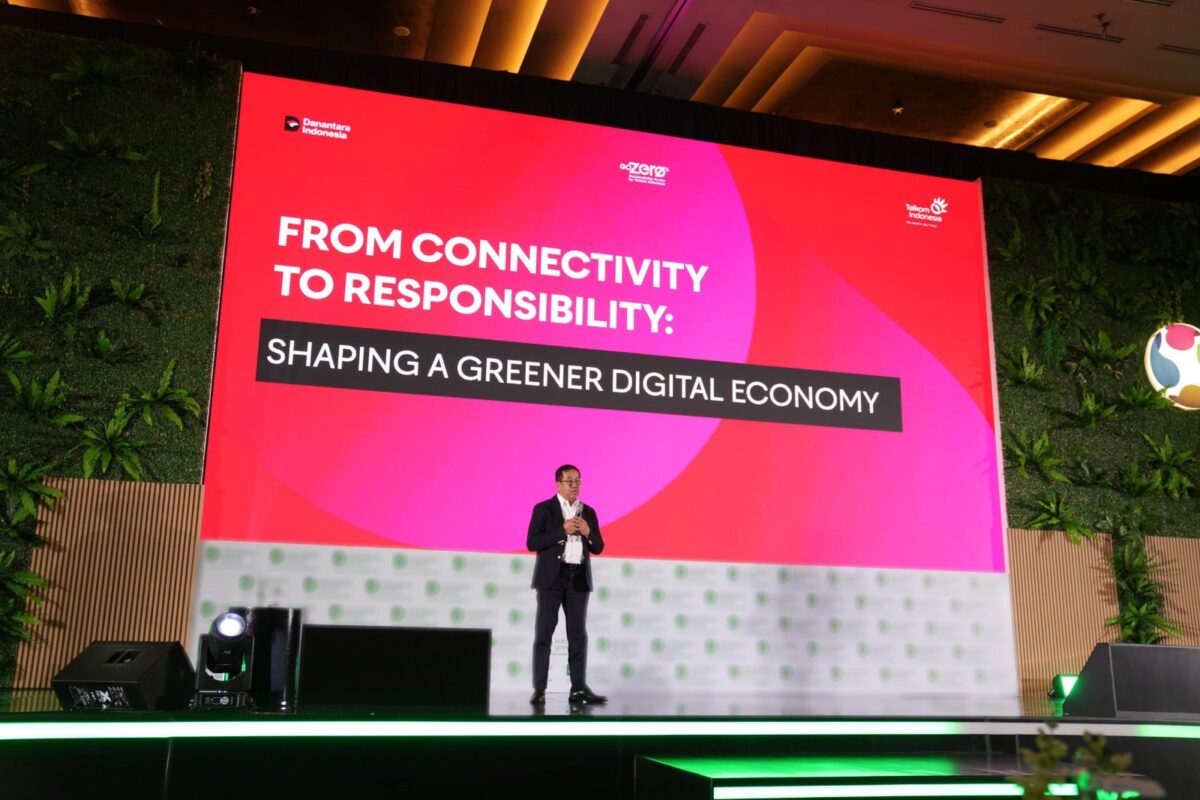 Wakil Direktur Utama Telkom Indonesia Muhammad Awaluddin saat menyampaikan paparan pada acara Katadata Sustainability Action for the Future Economy (SAFE) 2025 yang digelar pada Kamis (11/9/2025). Foto:Telkom