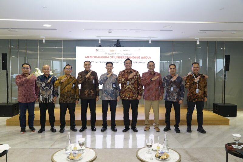 Direktur Keuangan & Manajemen Resiko Telkomsat Reizal Ahmad Fauzi, Direktur Pengembangan Telkomsat Anggoro Kurnianto Widiawan, Direktur Bisnis dan Kerjasama Len Irwan Ibrahim, Sekretaris Jenderal Kementerian Pertahanan Republik Indonesia sekaligus sebagai Komisaris Utama PT Len Industri (Persero) Letnan Jenderal TNI Tri Budi Utomo, S.E., Direktur Utama PT Len Industri (Persero) Prof. Joga Dharma Setiawan, Ph.D., Direktur Utama Telkomsat Lukman Hakim Abd Rauf, Komisaris Telkom Rizal Mallarangeng, Direktur Wholesale & International Service Telkom Honesti Basyir, dan Direktur Komersial Telkomsat Andri Yunianto saat acara penandatanganan Nota Kesepahaman (MoU) antara PT Telkom Satelit Indonesia (Telkomsat) dan PT Len Industri (Persero) di Jakarta, pada Selasa (9/9/2025). Foto:Telkom