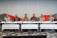 Wakil Direktur Utama Telkom, Muhammad Awaluddin (ketiga dari kiri), Direktur Strategic Business Development & Portfolio Telkom, Seno Soemadji (ketiga dari kanan), Direktur Wholesale & International Service Telkom, Honesti Basyir (kedua dari kanan), serta Direktur Keuangan & Manajemen Risiko Telkomsel, Daru Mulyawan (kedua dari kiri), pada agenda Telkom - Public Expose Live 2025, Jumat (12/9/2025). Foto:Telkom