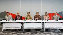 Wakil Direktur Utama Telkom, Muhammad Awaluddin (ketiga dari kiri), Direktur Strategic Business Development & Portfolio Telkom, Seno Soemadji (ketiga dari kanan), Direktur Wholesale & International Service Telkom, Honesti Basyir (kedua dari kanan), serta Direktur Keuangan & Manajemen Risiko Telkomsel, Daru Mulyawan (kedua dari kiri), pada agenda Telkom - Public Expose Live 2025, Jumat (12/9/2025). Foto:Telkom