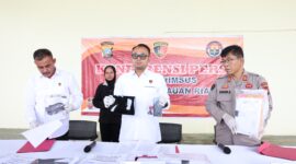 Kasubdit 2 Ditreskrimsus Polda Kepri, Kompol Indar Wahyu Dwi Septiawan saat menunjukkan barang bukti yang disita atas kasus pemalsuan asuransi di Kabupaten Lingga, Senin (15/9/2025). Matapedia6.com/Dok Humas Polda