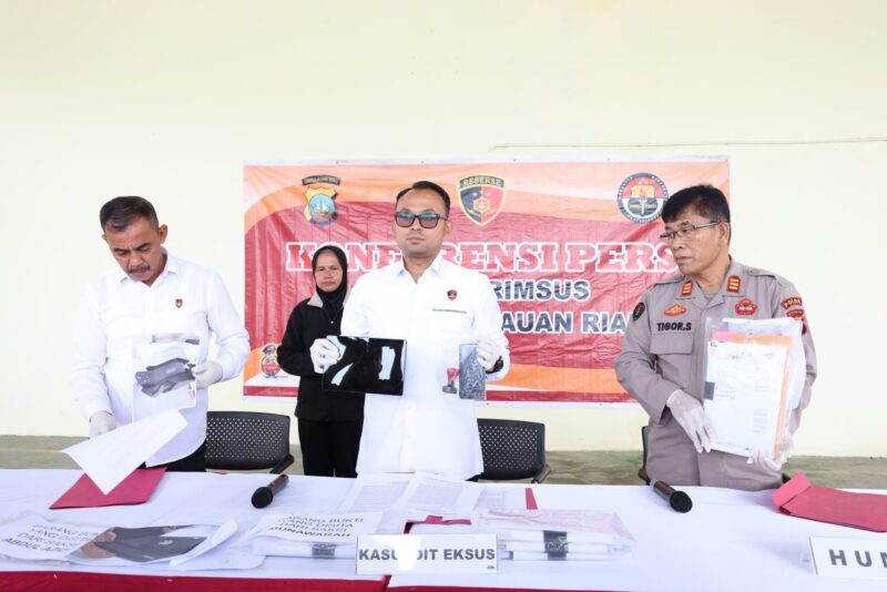Kasubdit 2 Ditreskrimsus Polda Kepri, Kompol Indar Wahyu Dwi Septiawan saat menunjukkan barang bukti yang disita atas kasus pemalsuan asuransi di Kabupaten Lingga, Senin (15/9/2025). Matapedia6.com/Dok Humas Polda